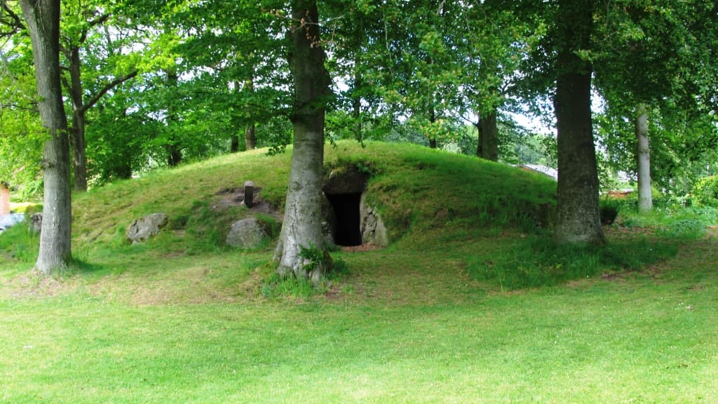 The passage grave ”Jættestuen” in Suldrup