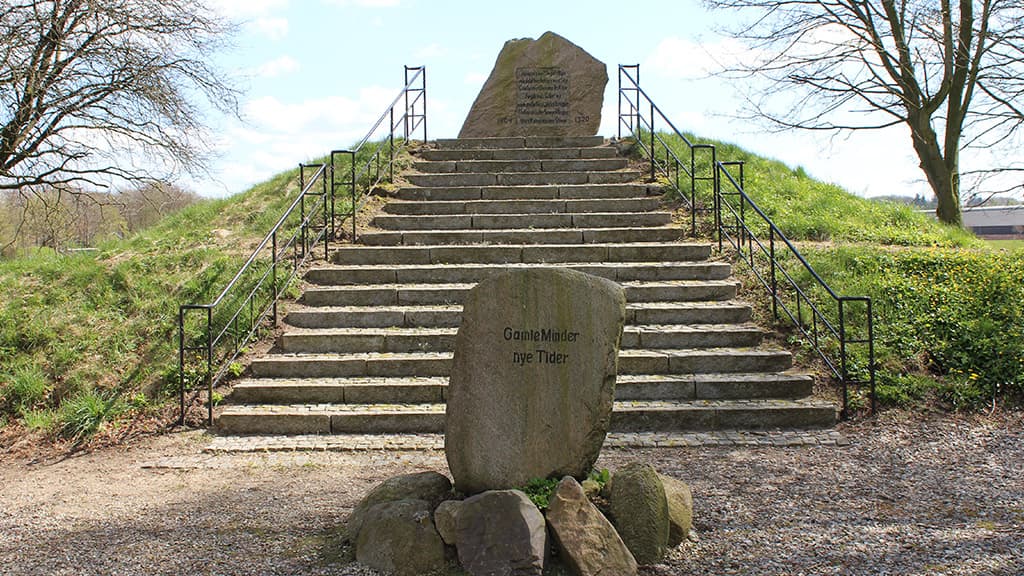 Højen i Foldingbro med genforeningsten