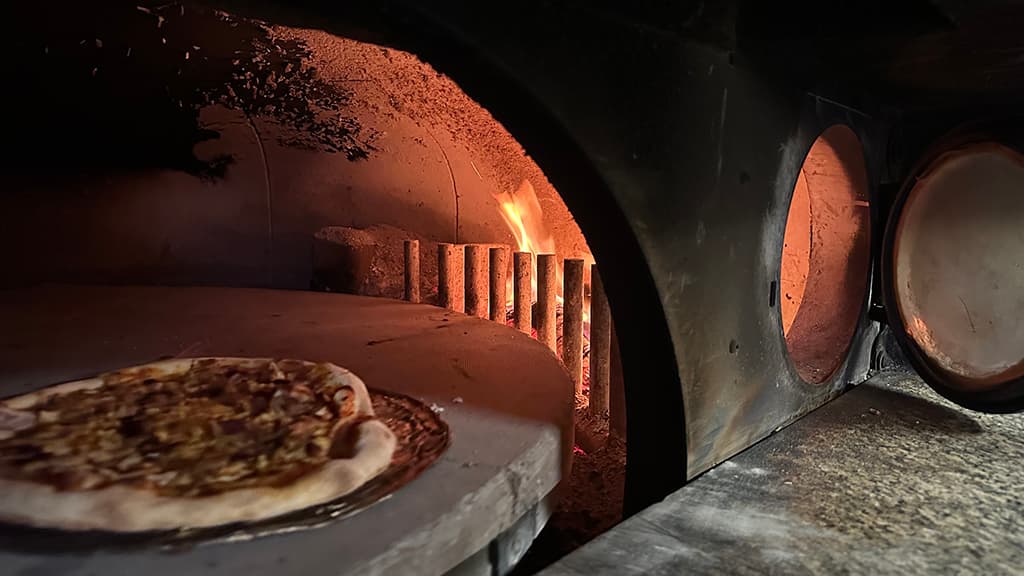 Cafe Enzo in Aars, authentic Italian stone oven pizzas, steaks, salads, pasta dishes, and burgers