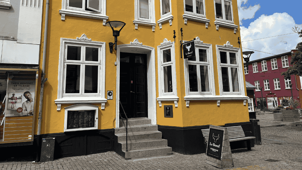 Gelbe Vorderseite von Le Beouf - Steakhouse in Aabenraa